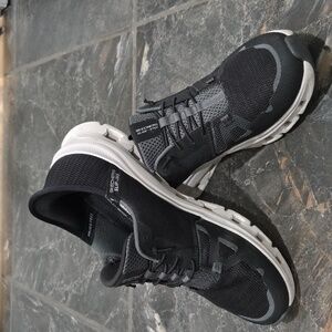 NEW SKETCHERS black & White Sneakee